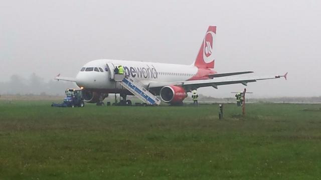 Tai nạn trên đảo Sylt: Máy bay của Air Berlin hạ cánh ra ngoài đường bay - 0