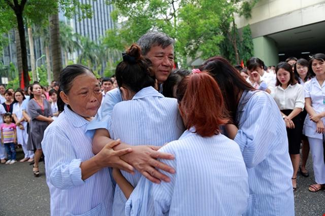 Hàng trăm người xếp hàng dài chia tay Viện trưởng Viện Huyết học - Câu chuyện xúc động về người thầy thuốc thương dân, dân lập đền thờ - 0