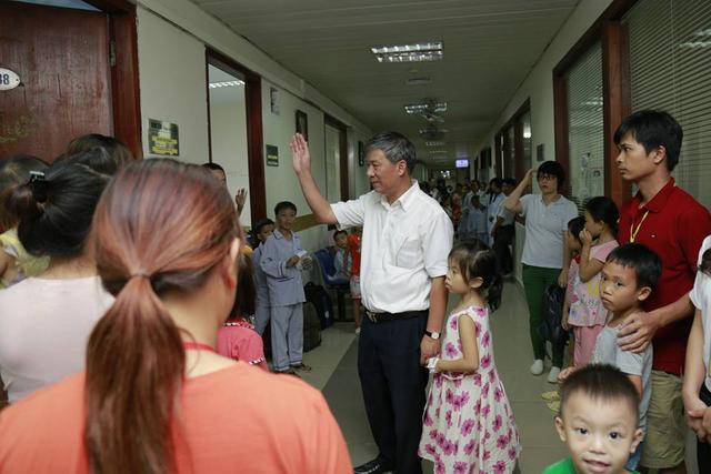 Hàng trăm người xếp hàng dài chia tay Viện trưởng Viện Huyết học - Câu chuyện xúc động về người thầy thuốc thương dân, dân lập đền thờ - 2