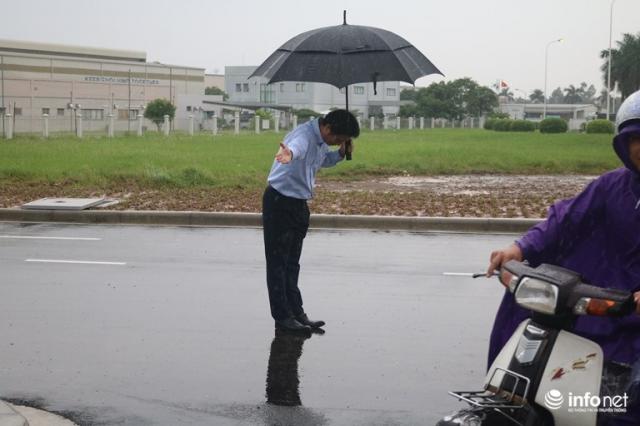 Hà Nội: Chủ cây xăng Nhật đội mưa nhiều giờ cúi gập người chào khách - 0