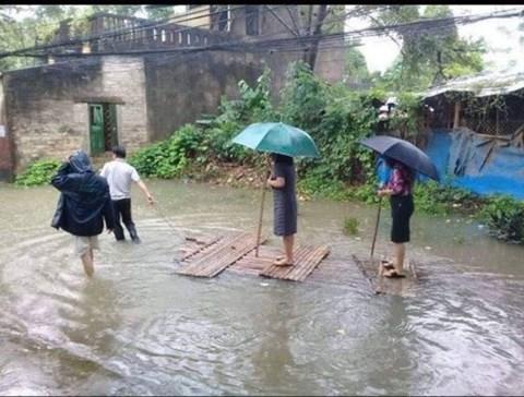 Thanh Hóa: Xôn xao Bí thư phường mặc váy đẹp, đi bè “thị sát” mưa lũ - 0