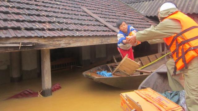 Quà lũ lụt đến cán bộ, mì tôm chạy về nhà dân - 0