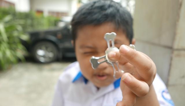 Những nguy hại khi cho trẻ chơi con quay spinner - 0