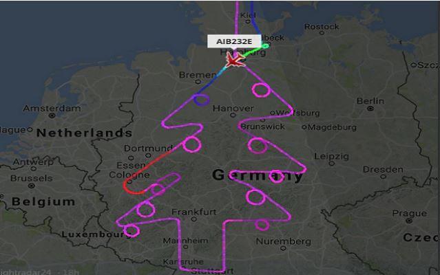 Máy bay vẽ cây thông Noel trên bầu trời nước Đức - 1