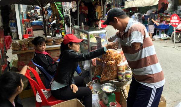 Cảm thương số phận anh bán vé số cụt tay và những tô bún của ‘má Cúc’ giữa phố thị Sài Gòn - 1