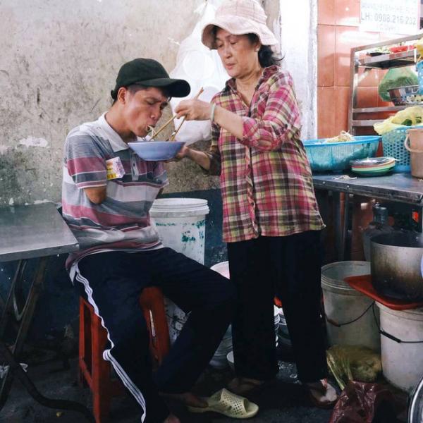 Cảm thương số phận anh bán vé số cụt tay và những tô bún của ‘má Cúc’ giữa phố thị Sài Gòn - 2