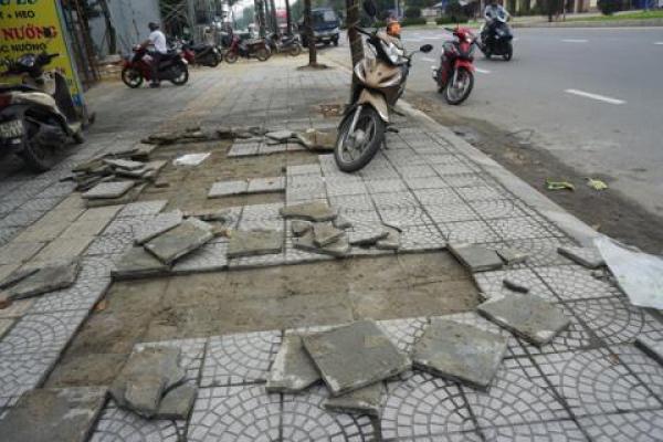 Vỉa hè Đà Nẵng bong tróc là do dân...bước lên? - 0