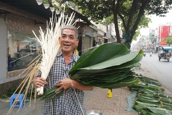 120.000 đồng một bó lá dong bán vỉa hè Sài Gòn - 0