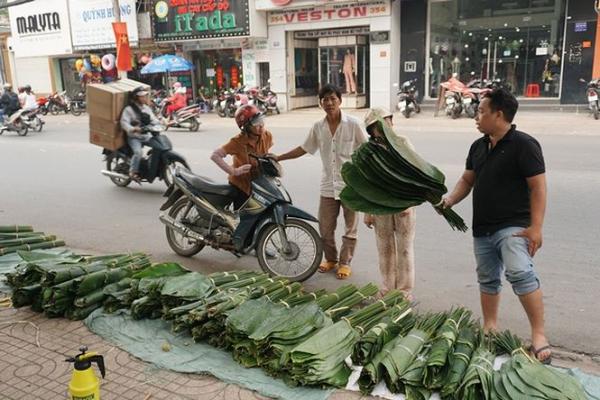 120.000 đồng một bó lá dong bán vỉa hè Sài Gòn - 1