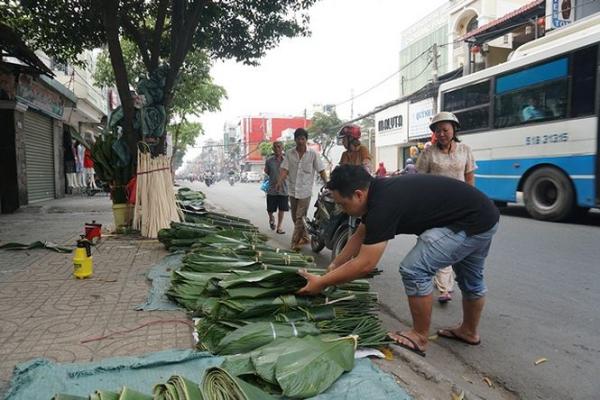 120.000 đồng một bó lá dong bán vỉa hè Sài Gòn - 2