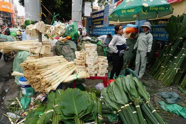 120.000 đồng một bó lá dong bán vỉa hè Sài Gòn - 3