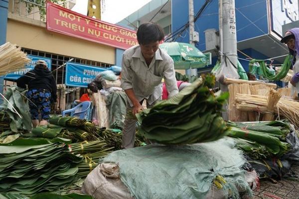 120.000 đồng một bó lá dong bán vỉa hè Sài Gòn - 4