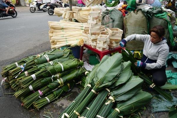 120.000 đồng một bó lá dong bán vỉa hè Sài Gòn - 5