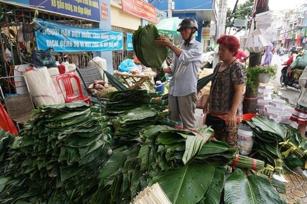 120.000 đồng một bó lá dong bán vỉa hè Sài Gòn - 7