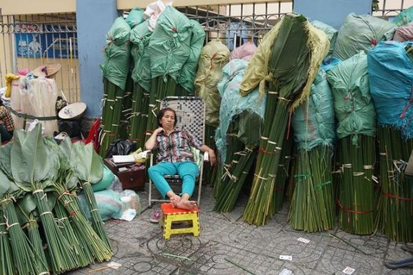 120.000 đồng một bó lá dong bán vỉa hè Sài Gòn - 10