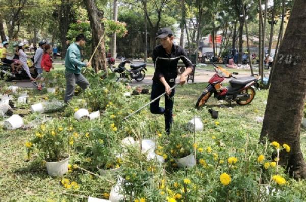 Hàng trăm chậu hoa bị đập bỏ ở chợ hoa lớn nhất Sài Gòn - 0