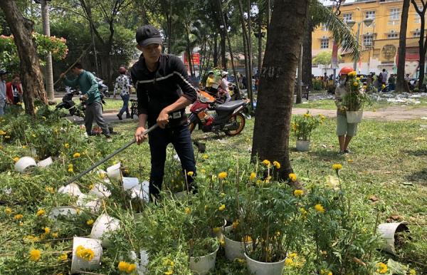 Hàng trăm chậu hoa bị đập bỏ ở chợ hoa lớn nhất Sài Gòn - 1