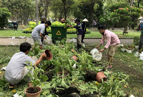 Hàng trăm chậu hoa bị đập bỏ ở chợ hoa lớn nhất Sài Gòn - 4