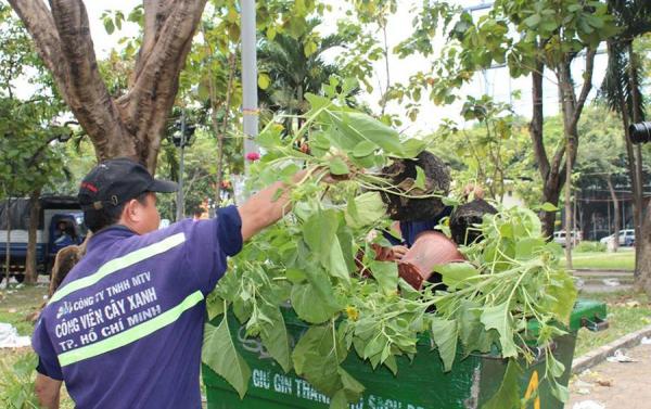 Hàng trăm chậu hoa bị đập bỏ ở chợ hoa lớn nhất Sài Gòn - 11