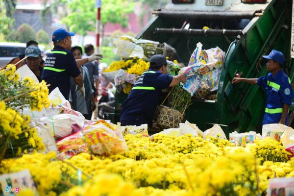 Hành động đập nát hoa chứ không bán rẻ chiều 30 Tết là sự hằn học không ăn thì đạp đổ - 0