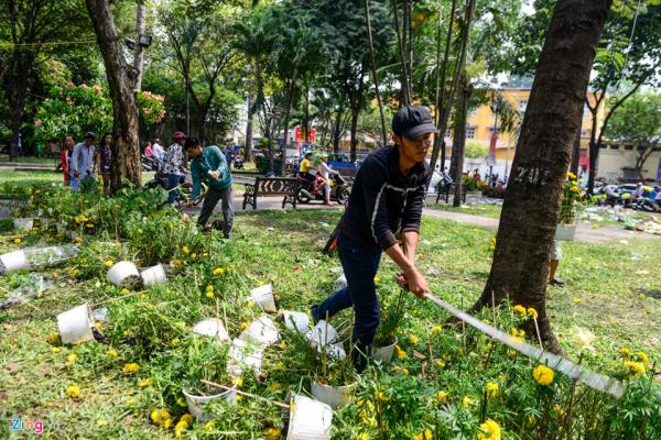 Hành động đập nát hoa chứ không bán rẻ chiều 30 Tết là sự hằn học không ăn thì đạp đổ - 1