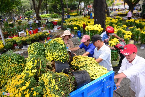 Hành động đập nát hoa chứ không bán rẻ chiều 30 Tết là sự hằn học không ăn thì đạp đổ - 2