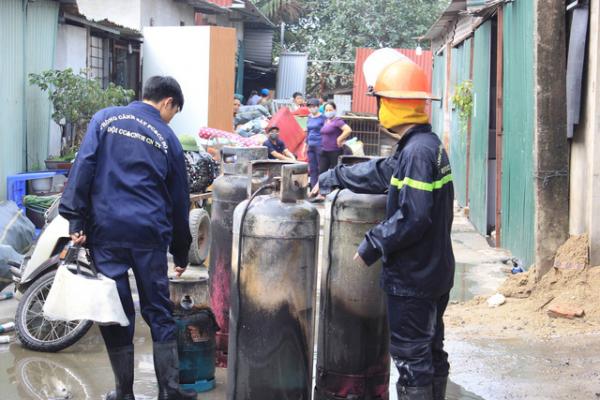 Hà Nội: Cháy lớn, thiêu rụi nhiều cửa hàng - 1