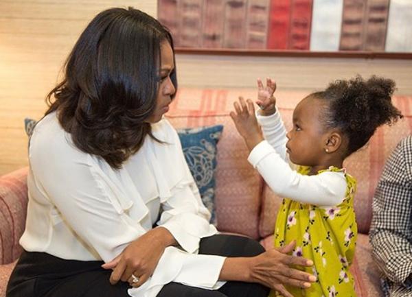 Bé 2 tuổi nổi tiếng sau bức ảnh ngắm chân dung bà Michelle Obama - 1