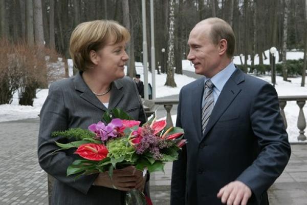 Báo Đức chỉ trích Tổng thống Nga Putin vì tặng hoa Thủ tướng Merkel - 1