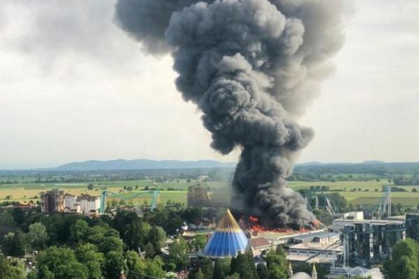 Europa-Park cháy lớn, sơ tán 25.000 người - 0