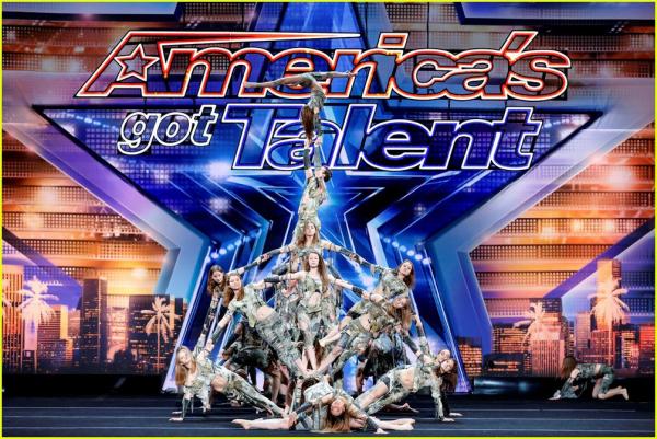 Trình diễn quá đỉnh, nhóm nhảy 31 người lấy luôn nút vàng của Tyra Banks trong Americas Got Talent - 0