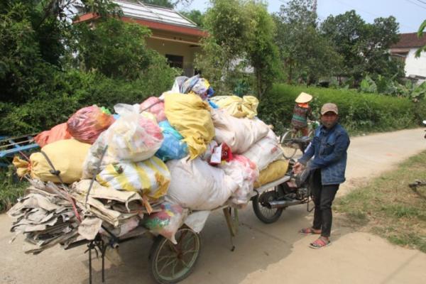 Nữ sinh 17 tuổi làm phụ hồ, nhặt rác gánh vác cả gia đình nhưng vẫn quyết chí nuôi ước mơ vào đại học - 5