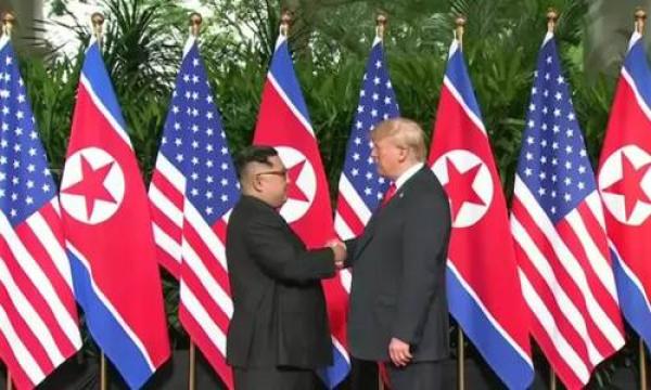 Cú bắt tay 12 giây lịch sử giữa Trump và Kim Jong-un - 0