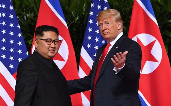 Ngôn ngữ cơ thể của Trump - Kim trong lần đầu gặp mặt - 0