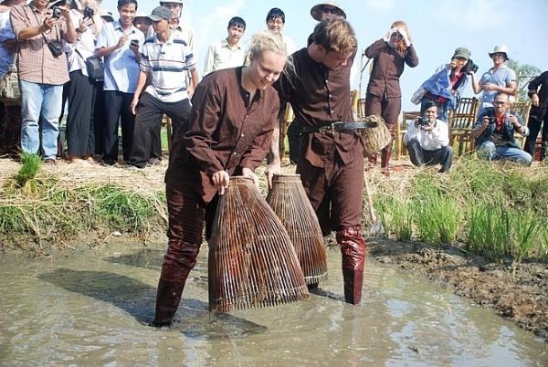 Khách quốc tế hào hứng với chuyến du lịch trồng rau, chăn trâu tại Việt Nam - 1