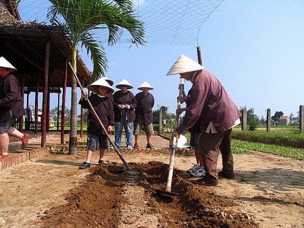 Khách quốc tế hào hứng với chuyến du lịch trồng rau, chăn trâu tại Việt Nam - 6