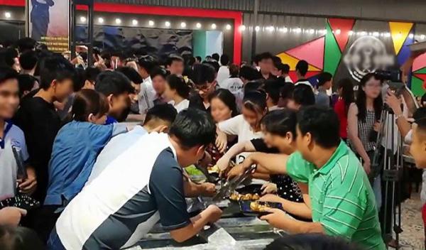 Trăm người chen lấn xô đẩy giành ăn buffet miễn phí: Miếng ăn là miếng nhục! - 0