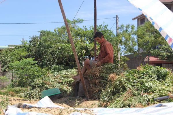 Người dân Hà Tĩnh vật vã chống chọi với nắng nóng gần 50 độ C - 0