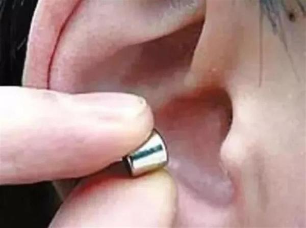 Năm nay, học sinh Trung Quốc gian lận bằng cục tẩy có màn hình, tai nghe bluetooth bé bằng hạt đậu và nhiều thứ khác nữa - 2