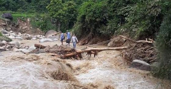 42 6 Roi Nuoc Mat Canh Giao Vien Vung Cao Loi Bo Hang Chuc Cay So Den Truong Sau Lu