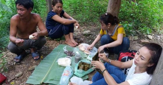 42 9 Roi Nuoc Mat Canh Giao Vien Vung Cao Loi Bo Hang Chuc Cay So Den Truong Sau Lu