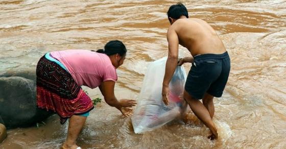 42 2 Truong Phong Gddt Huyen Hoc Sinh Chui Tui Nilon Vuot Suoi Toi Truong La Tuong Doi An Toan