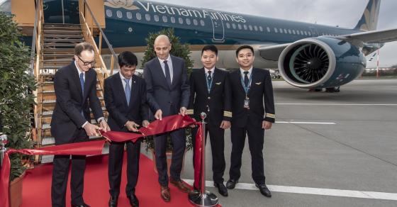 42 2 Vietnam Airlines Nhan May Bay The He Moi Tai Duc