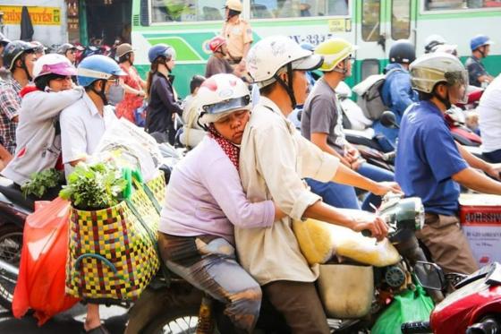 42 1 Nguoi Phu Nu Lam Lem Dua Lung Chong Ngu Giua Gio Tan Tam Khien Bao Nguoi Xuc Dong