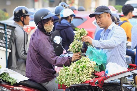 42 3 Ha Noi Thom Ngat Huong Hoa Buoi Ganh Hang Rong Kiem Tien Trieu Moi Ngay