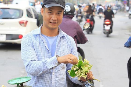 42 4 Ha Noi Thom Ngat Huong Hoa Buoi Ganh Hang Rong Kiem Tien Trieu Moi Ngay