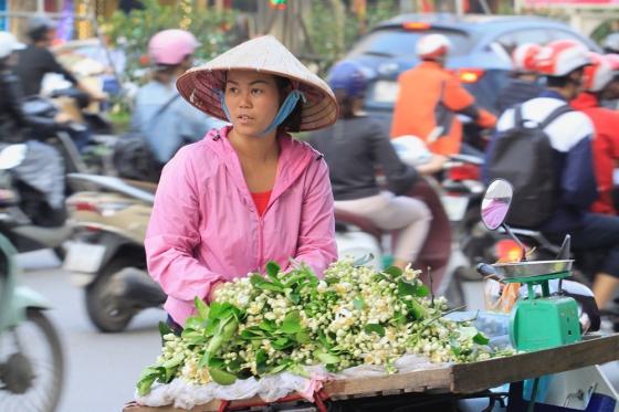 42 6 Ha Noi Thom Ngat Huong Hoa Buoi Ganh Hang Rong Kiem Tien Trieu Moi Ngay