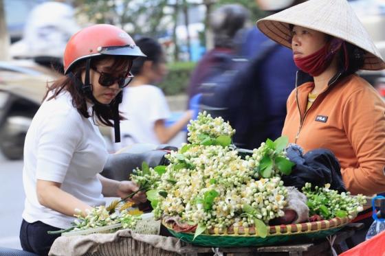 42 7 Ha Noi Thom Ngat Huong Hoa Buoi Ganh Hang Rong Kiem Tien Trieu Moi Ngay