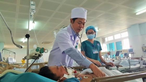 42 1 Bac Si Dung Bia Cuu Benh Nhan Ngo Doc Ruou Ke Chuyen Noi Tieng Bat Dac Di