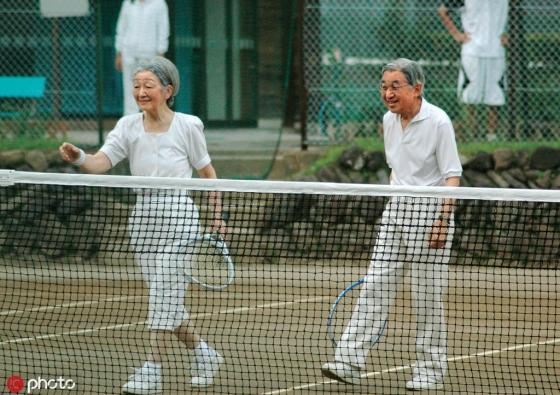 42 14 Chuyen Tinh Lang Man 60 Nam Cua Vua Va Hoang Hau Nhat Ban Du Bao Nam Di Nua Van Vui Ve Choi Tennis Cung Nhau